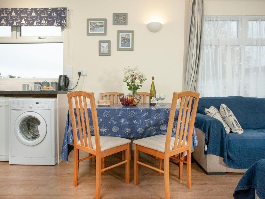 Sunnydaze-Detached Chalet With 2 Bedrooms And 2 Bathrooms And Private Parking Outside Door Dartmouth Ngoại thất bức ảnh
